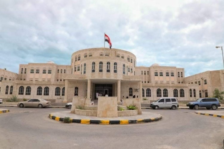 السلطة المحلية بالمهرة تؤكد أن التعامل مع قضية الزايدي تم وفق الضوابط القانونية.. وتؤكد المضي في ملاحقة المتورطين بإراقة الدماء