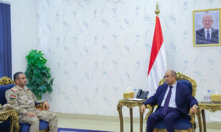 رئيس الوزراء يعقد اجتماعاً عسكرياً برئيس هيئة الأركان ورؤساء الهيئات والدوائر بوزارة الدفاع