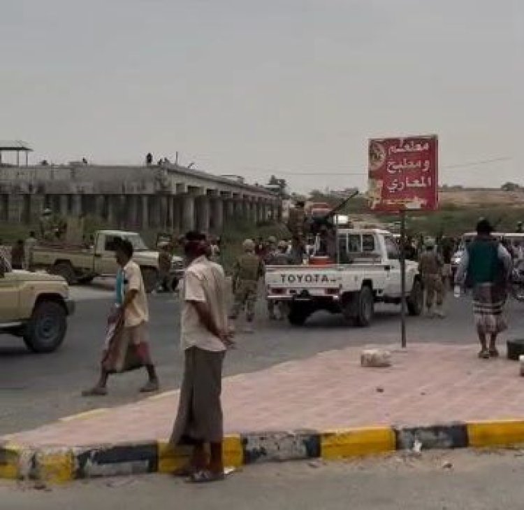 محتجون غاضبون في شحير يقطعون الخط الدولي بين المكلا والمناطق الشرقية