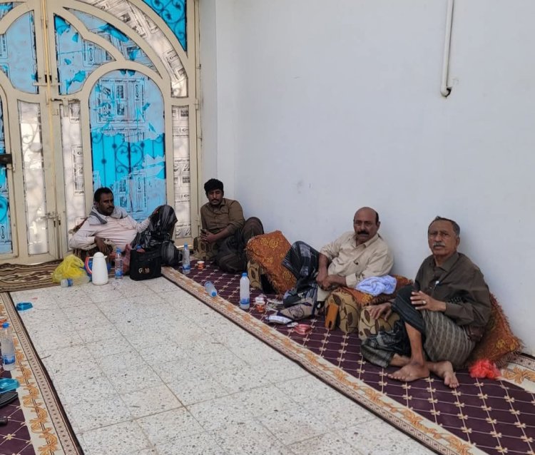 رئيس تنفيذية انتقالي شبوة يؤدي واجب العزاء في وفاة مدير الشؤون المالية بمكتب الصحه بالمحافظه