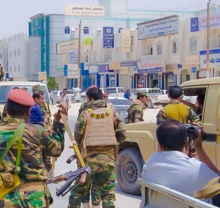 محافظ شبوة يتدخل مباشرة لإيقاف مخالف مروري ويوجه رسالة حازمة لتعزيز الانضباط في شوارع مدينة عتق