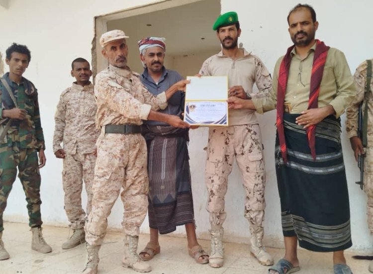 رئيس تنفيذية انتقالي حبان يتفقد مواقع اللواء الرابع مشاة بمنطقة العرم