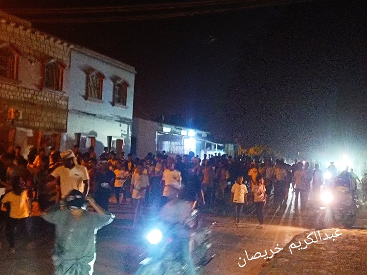 غيل باوزير.. تظاهرة غاضبة نطالب بمحاسبة المسؤولين عن مقتل "يادين"  وتندد بانهيار الخدمات.