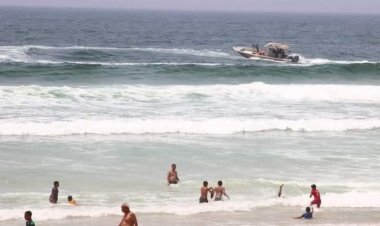 خفر السواحل ينقذ مسنًّا من الغرق بعد انقلاب قارب تقليدي قبالة ميناء المكلا