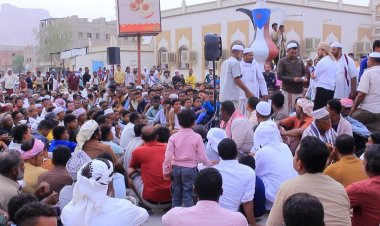 أهالي تريم ينظمون وقفة احتجاجية.. وأسرة الشهيد يادين تطالب بالعدالة ومحاسبة القتلة