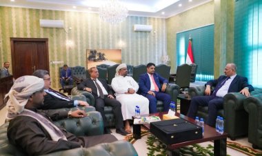 الرئيس الزُبيدي يطّلع على جهود قيادة جامعة المهرة في تطوير التعليم الأكاديمي بالمحافظة