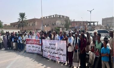 وقفة احتجاجية بتريم تطالب بتحقيق عاجل في استشهاد “يادين” وإقالة القيادات الأمنية