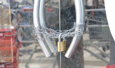 تزامنا مع تراجع سعر الصرف.. السلطة بالشحر تنفذ حملة ميدانية لضبط أسعار المواد الغذائية و تغلق عدد من المحال التجارية