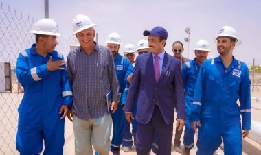 محافظ شبوة يزور قطاع العقلة النفطي ويطالب بإعادة تشغيله واستثمار موارده لتعزيز الاقتصاد الوطني