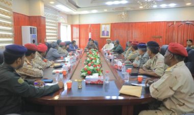 محافظ المهرة يترأس اجتماع اللجنة الأمنية ويشدد على رفع الجاهزية وتعزيز التنسيق المشترك