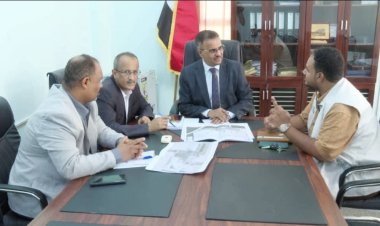 الأمين العام لمحلي حضرموت يطلع على تفاصيل المكونات الأساسية لمشروع مجمع الكويت الصحي بالشحر