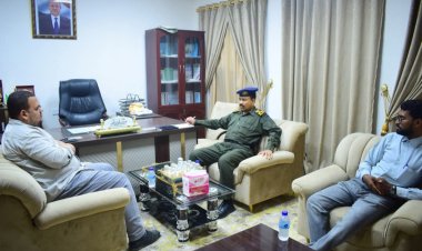 نائب مدير شرطة وادي حضرموت يناقش مع ممثلي البنك المركزي بسيئون بدء تنفيذ حملات لضبط المخالفين لقرارات البنك