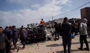 قتلى وجرحى في انقلاب شاحنة مساعدات غذائية بدير البلح