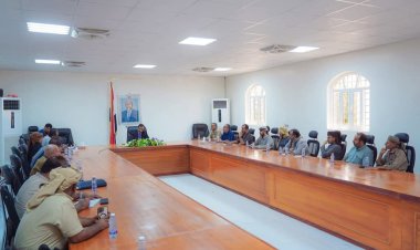 محافظ شبوة ومدير عام الشرطة يؤكدان على حماية مصالح المواطنين ويشددان على التنسيق لمواجهة التحديات الاقتصادية