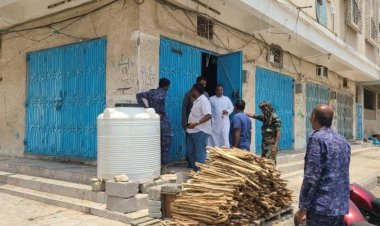 مكتب الصناعة والتجارة وهيئة المواصفات تضبطان مخالفين وتغلقان محال تجارية بالمكلا بمساندة الأجهزة الأمنية