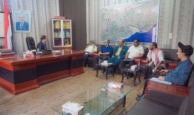 محافظ شبوة يلتقي بعدد من مدراء عموم المديريات وذلك لمناقشة الأوضاع وتطوير الخدمات