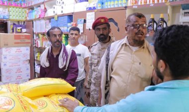 اللجنة الرقابية الميدانية تواصل نزولاتها على المحال التجارية بالشحر و تغلق عدد من المحال المخالفة