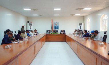 محافظ شبوة يترأس اجتماعًا موسعًا لمديري المكاتب والجهات الإيرادية ويتخذ إجراءات صارمة لتعزيز التحصيل المالي