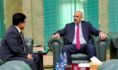 الرئيس الزُبيدي يطّلع من وزير النفط على جهود تشغيل مصافي عدن وتأمين وقود الكهرباء