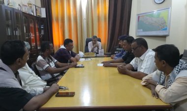 المدير العام لغيل باوزير يجتمع بلجنتي ضبط الأسعار لمناقشة تقارير النزولات الميدانية ونتائجها