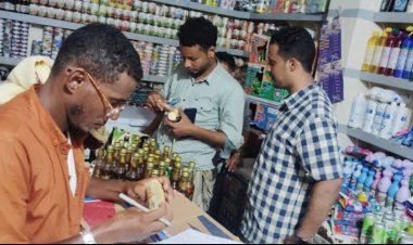 اللجنة الرقابية على الاسعار بالشحر تغلق 9 محلات تجارية وتضبط طن ونص من المواد الغذائية المنتهية الصلاحية