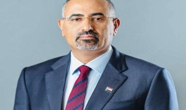 الرئيس الزُبيدي يُجري اتصالاً بوكيل محافظة حضرموت لشؤون الوادي ويوجه اللجنة الأمنية بحماية المحتجين السلميين