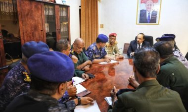 محافظ حضرموت يعقد اجتماعًا بالقيادات الأمنية والعسكرية ويوجه كلمة مهمة لأبناء المحافظة