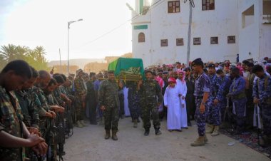 حضور رسمي وشعبي تشييع العقيد أنيس صالح التميمي بجنازة عسكرية في منطقة الواسطة بمديرية تريم