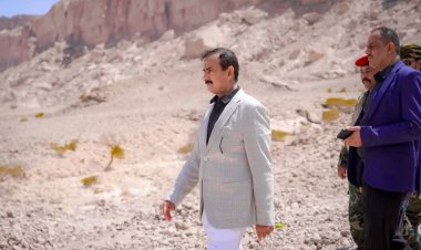 محافظ شبوة يتفقد سير العمل في مشروع البئر الارتوازية لقرى خليفة بعتق