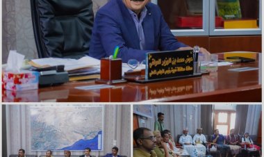 محافظ شبوة يناقش مع قيادات مديريتي الطلح ودهر الاحتياجات الخدمية ويؤكد المضي في تنفيذ مشاريع استراتيجية