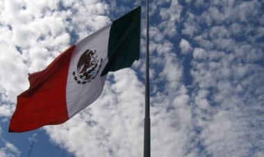 مطلوبين بقضايا مخدرات.. المكسيك تسلم 26 متهمًا لواشنطن