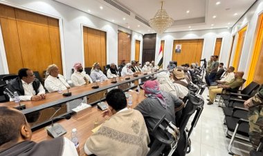 محافظ حضرموت ومرجعية قبائل حضرموت يؤكدان على وحدة الصف والعمل المشترك ومساندة خطوات دولة رئيس الوزراء ومحافظ البنك المركزي