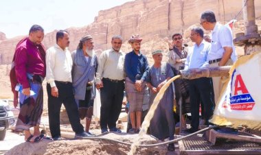 برعاية محافظ شبوة.. تدشين مشروع بئر مياه لقرى خليفة والقرى المجاورة في مديرية عتق