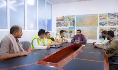 محافظ شبوة يتفقد اللمسات الأخيرة لمشروع الطاقة الشمسية في عتق