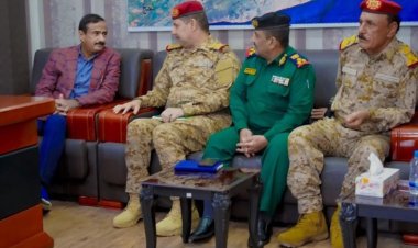 محافظ شبوة يبحث مع القيادات العسكرية والأمنية سبل الحد من مخاطر الهجرة غير الشرعية على المحافظة