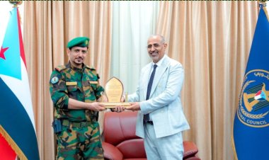 الرئيس عيدروس الزبيدي يكرم قائد حزام لحج نظير جهودة المتميزة في مكافحة الارهاب وتعزيز دعائم الأمن والأستقرار