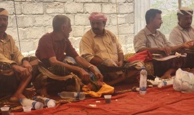 رئيس انتقالي شبوة يؤدي واجب العزاء في وفاة الشيخ علي محمد الهبيلي