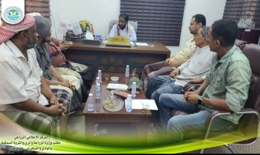 مدير عام مكتب الزراعة بالوادي والصحراء يناقش مع إدارة السوق المركزي للخضار والفواكه آليات التسعير وضبط الأوزان