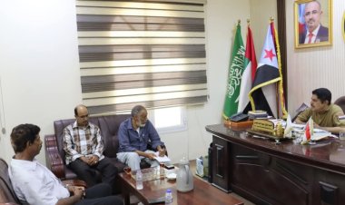 رئيس تنفيذية انتقالي حضرموت يلتقي مدير هيئة الأدوية بالمحافظة لمناقشة تنظيم أسعار الدواء وخدمة المواطنين