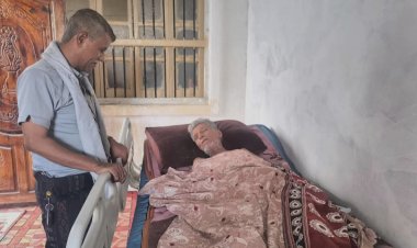 المدير العام لمديرية الشحر يطمئن على صحة الكابتن عمر محفوظ الهندي