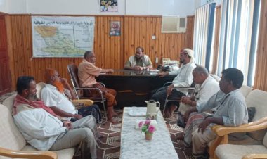 انتقالي الديس الشرقية يناقش عدداً من القضايا الخدمية ويؤكد دعمه لفرق مراقبة الأسعار