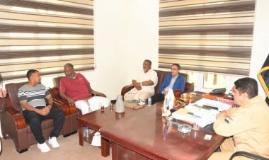 رئيس تنفيذية انتقالي حضرموت يلتقي رئيس رابطة نادي الشعب ويؤكد دعمه للشباب والرياضة