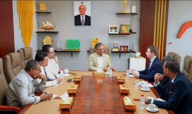 محافظ عدن يبحث مع مدير مكتب المبعوث الأممي التطورات الاقتصادية والتنسيق المشترك