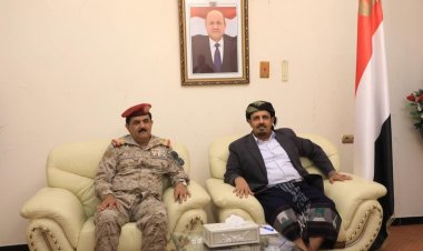 محافظ حضرموت ووزير الدفاع يناقشان في سيئون سُبل تعزيز الأمن ومواجهة تداعيات الحالة الجوية