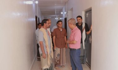 المدير العام لمديرية الشحر يتفقد مشروع تأهيل مبنى إدارتي المالية والضرائب