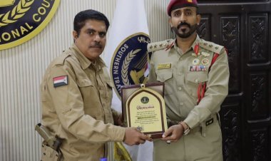 رئيس تنفيذية انتقالي حضرموت يكرم النقيب المهندس محمد باجابر لتفوقه في معهد القادة والأركان بالعاصمة عدن