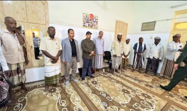 محافظ حضرموت يقدّم واجب العزاء لأسرتي الشابين يادين وحديجان بمديرية تريم