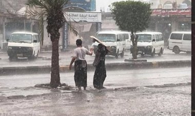 موجة أمطار غزيرة تجتاح مديريات العاصمة عدن