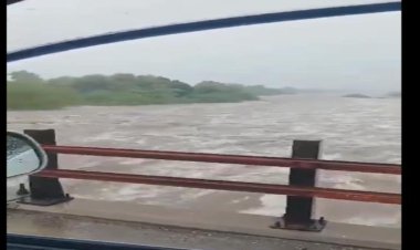 سيول الأمطار تغمر جسر الحسيني بوادي تبن في لحج