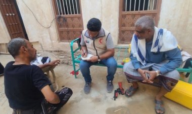 انتقالي شبام ومندوب الهلال الأحمر الإماراتي يطلعان على حجم الأضرار التي لحقت بعدد من المساكن